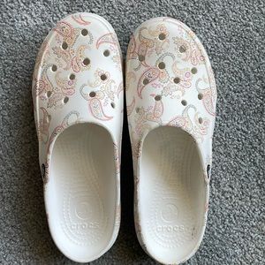 Crocs Freesail Florals Paisley Clog Womens Size W8.  Used only a couple days